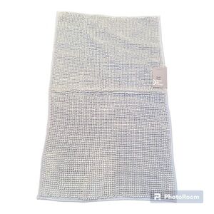 NWT PUFFY TEXTURED TARGET DESIGN AQUA BATH MAT